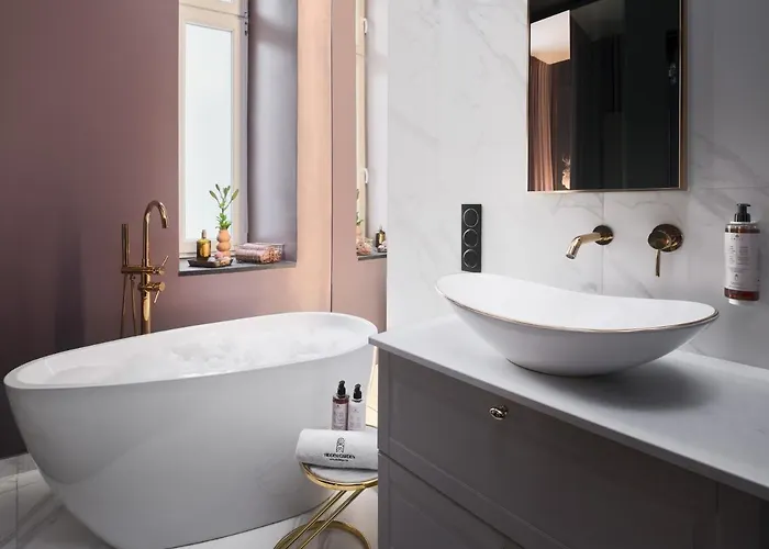 10 By Hidden Garden Apartment