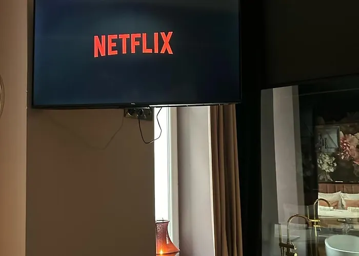 10 By Hidden Garden Apartment